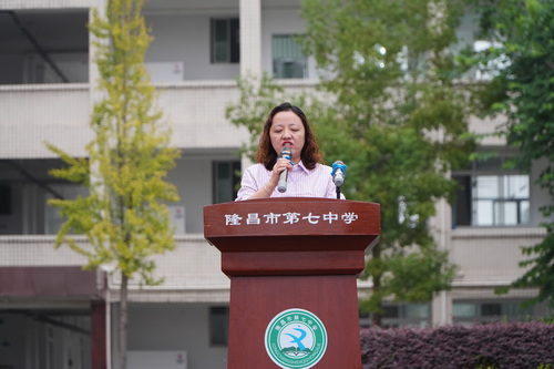 1789821651388140.jpg 主持.JPG